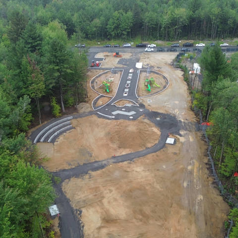 Travaux d'am&eacute;nagement du parc Chamb&eacute;ry &agrave; Blainville - sentier, pavage asphalte, appareils &agrave; jeux, balan&ccedil;oires et plus.