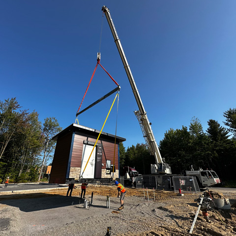 Travaux d'installation d'une toilette autonettoyante dans le parc Chamb&eacute;ry &agrave; Blainville.