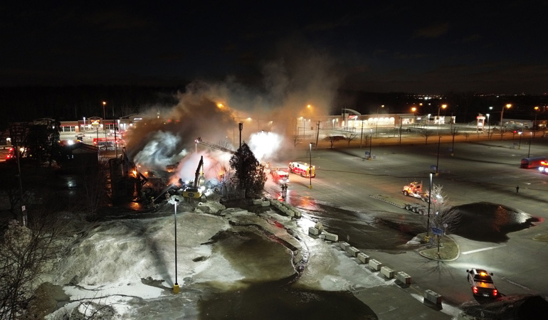 Service d'urgence en g�nie civil lors d'incendie.